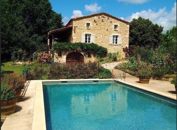 Outdoor pool, a heated pool - Grand Vue vert -Spacious 2 Bedroom Gite,heated pool on edge of medieval village (Puy-l'Évêque)