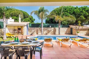 Outdoor dining - Villa Luana - Four Bedroom Villa, Sleeps 8 (Olhos de Água)