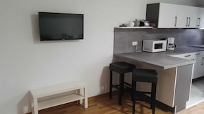 Frigorífico, microondas, lavavajillas y cafetera o tetera