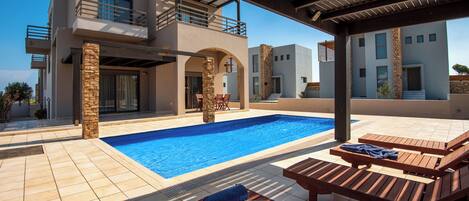 حمّام سباحة خارجي