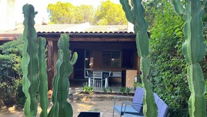 A house with a patio area, surrounded by large cacti. - 100 meters from the sea Villa immersed in the greenery (Santa Margherita di Pula)