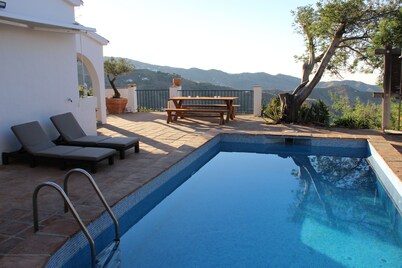 SUPER LOCATION AND FANTASTIC VIEWS OF THE SEA AND MOUNTAINS. BEAUTIFUL POOL