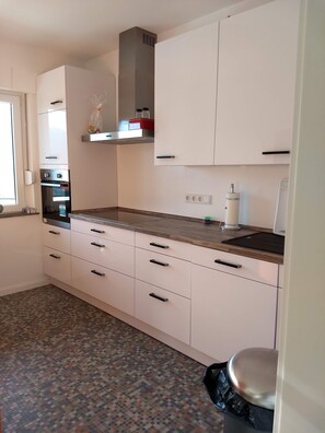 Refrigerador, microondas, placa de cocina, lavavajillas