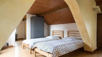 6 habitaciones, escritorio y tabla de planchar con plancha