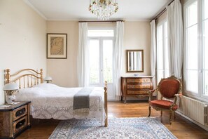 6 bedrooms, desk, iron/ironing board, travel cot