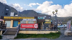 A building with signs for 'Rossignol' and 'Vival.' - Homerez - Studio Allos - Mountain view (Allos)