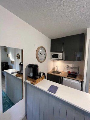 Réfrigérateur, micro-ondes, four, plaque de cuisson