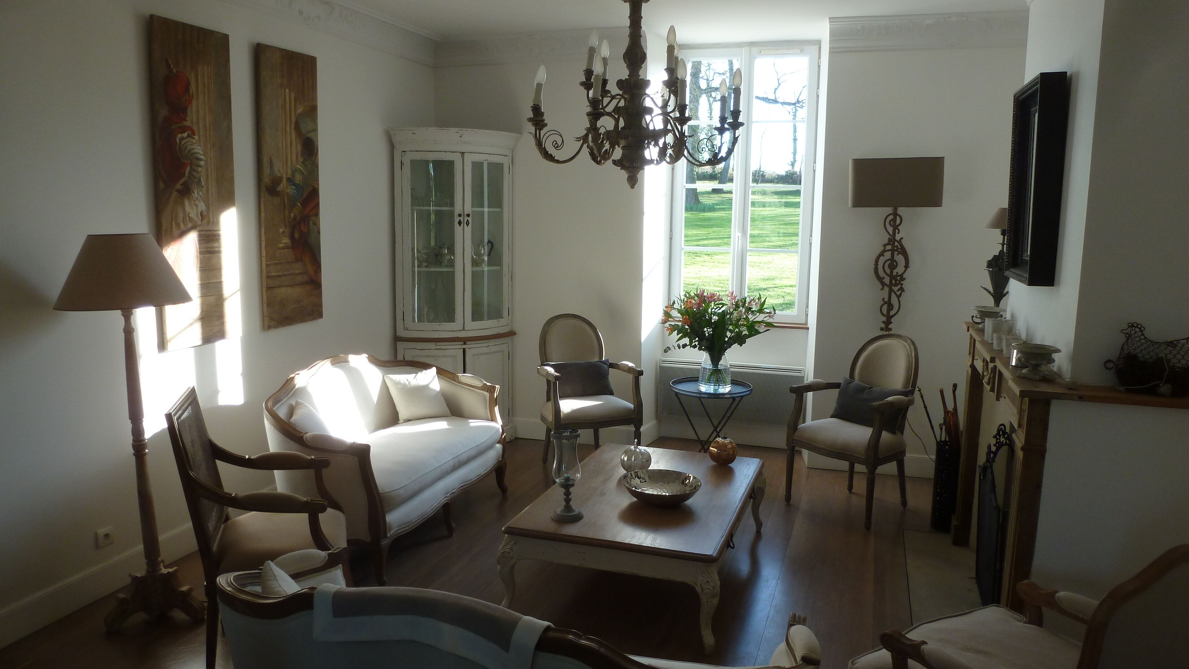 Charming house / outbuilding / Protected pool