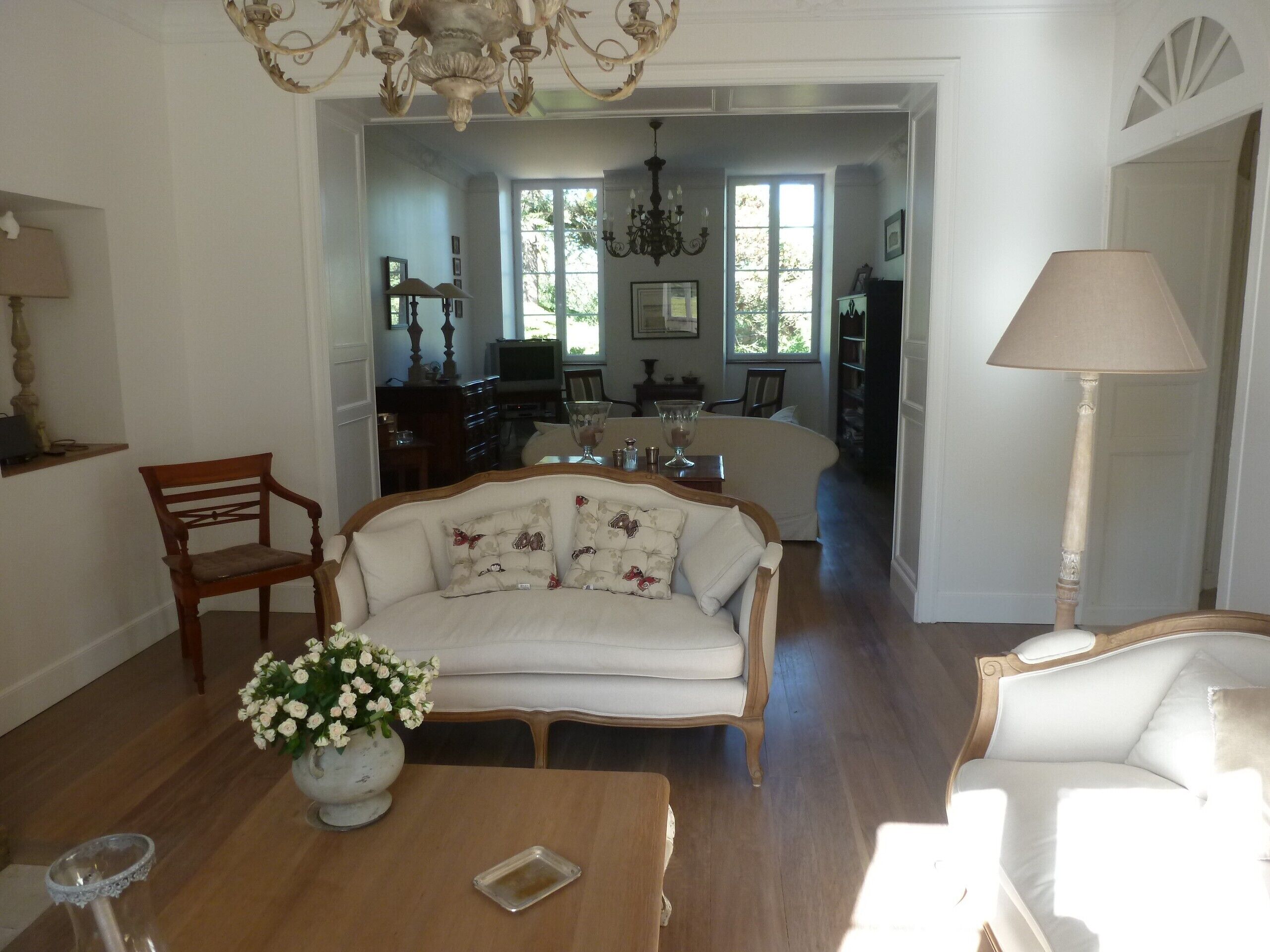 Charming house / outbuilding / Protected pool