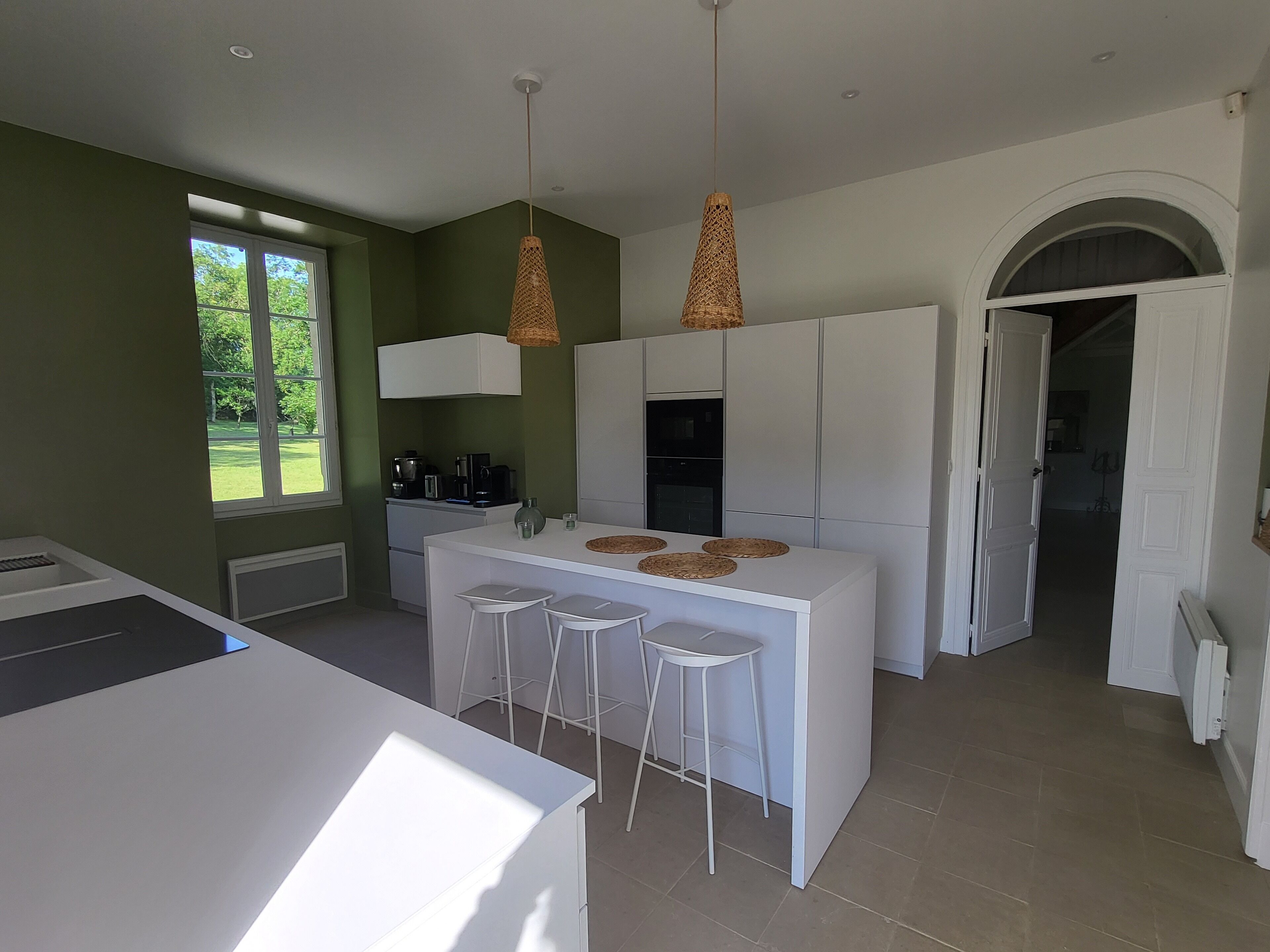 Charming house / outbuilding / Protected pool