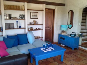 Téléviseur, foyer, lecteur de DVD, bureau