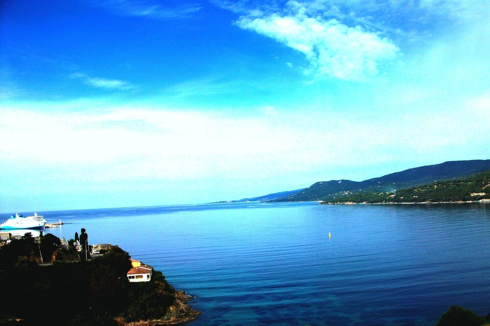 BRIGHT APARTMENTS, PANORAMIC SEA VIEW, SAND BEACH 200 M