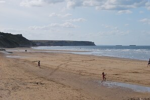 Beach nearby - Pte HOUSE / private PARKING- TERRACE / SEA 300 meters away- LANDING BEACHES (Asnelles)