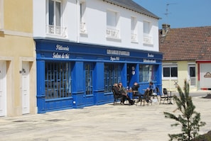 Un bâtiment à la façade bleue, sur lequel on peut lire l’inscription « Les Sables d’Asnelles ».