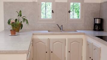 雪櫃、微波爐、焗爐、爐具