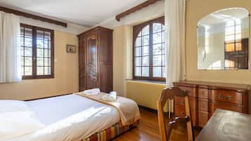 4 bedrooms, iron/ironing board, WiFi