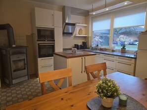 Fridge, microwave, oven, stovetop - New: Apartment 3ZKB near the North Sea Bremerhaven Cuxhaven Bad Bederkesa (Kührstedt)