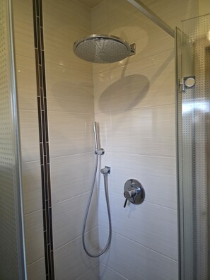 Een douche, een haardroger, handdoeken, zeep