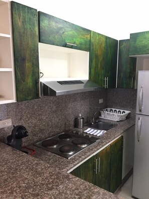 Cafetera y tetera, tostadora y comedor