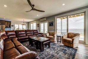 Älytelevisio, takka, DVD-soitin, pöytäjalkapallopöytä