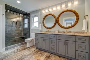 Combined shower/bathtub, hair dryer, towels, soap - Oceanfront Beach House with Spectacular Panoramic Views (Saco)