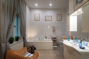 Tina con regadera, secadora de cabello, bidet, toallas 