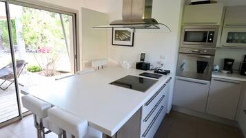 KĂŒhlschrank, Mikrowelle, Ofen, Herdplatte