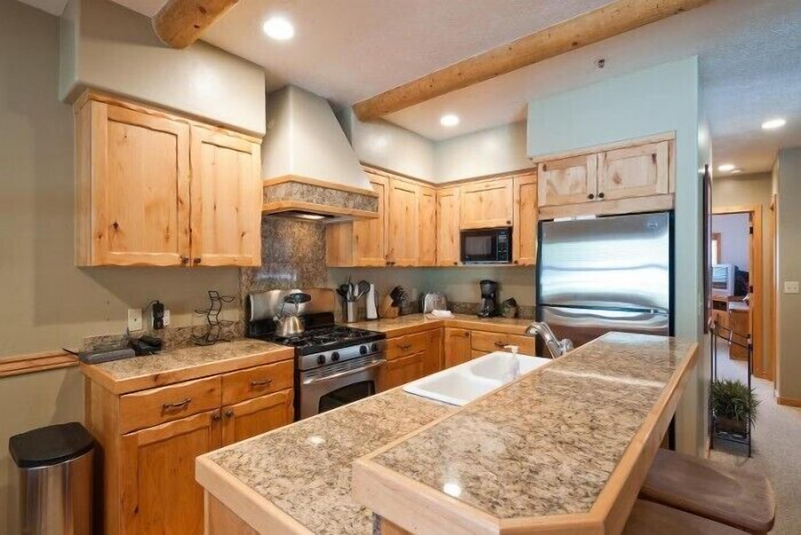 Townhouse Sleeps 6-8, Fabulous! Walk to Main Street