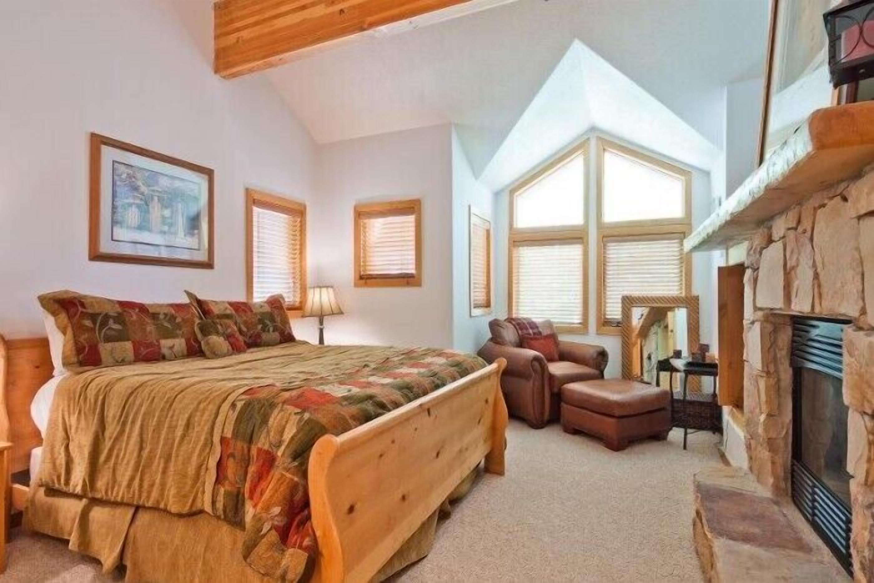 Townhouse Sleeps 6-8, Fabulous! Walk to Main Street