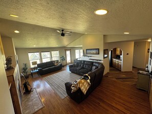 Smart TV, fireplace, table football, stereo - Gateway to Yellowstone, Island Park  (Ashton)