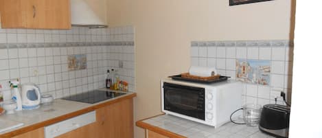 Geladeira, micro-ondas, fogão, cooktop