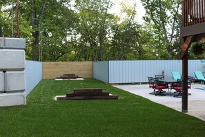 Outdoor dining - Secluded Private Cabin with Pool, hot tub, fireplace & so much more (Ste. Genevieve)