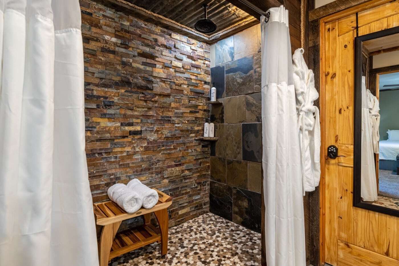 Ensemble douche/baignoire, baignoire à jets, sèche-cheveux
