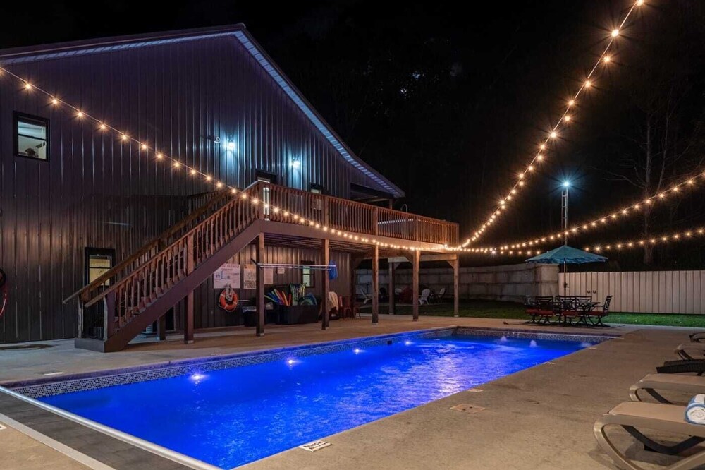 Secluded Private Cabin with Pool, hot tub, fireplace & so much more