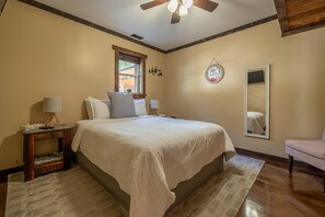 5 bedrooms, iron/ironing board, travel crib, free WiFi - Secluded Private Cabin with Pool, hot tub, fireplace & so much more (Ste. Genevieve)