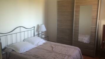 3 slaapkamers, een strijkplank/strijkijzer, internet, beddengoed