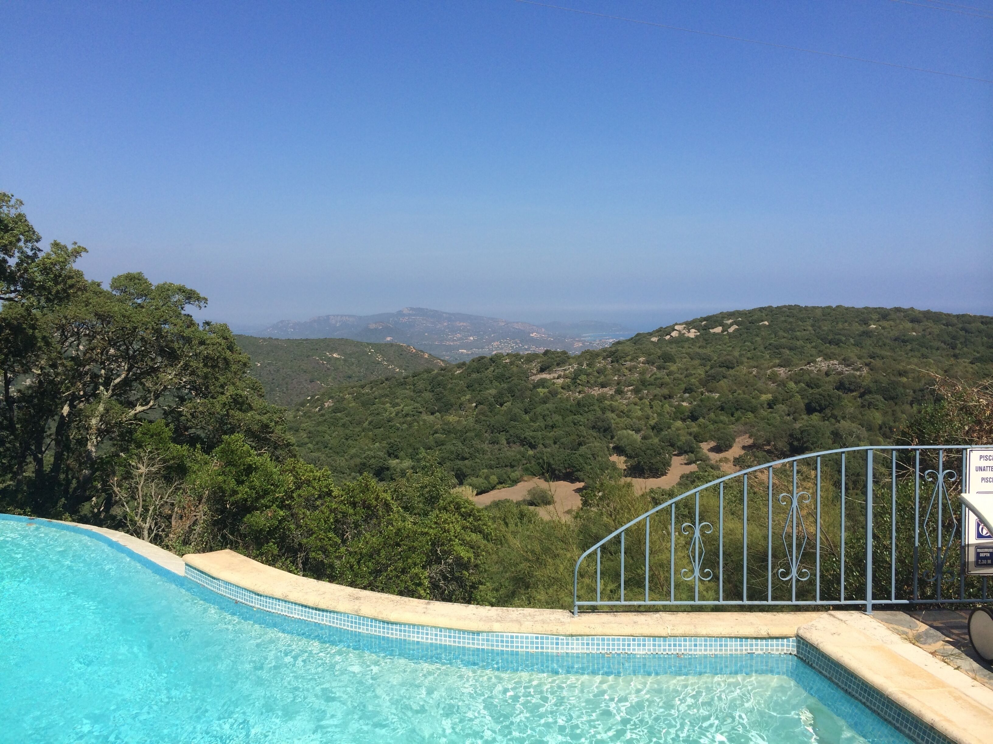 Ein Schwimmbad mit Blick auf eine Berglandschaft.