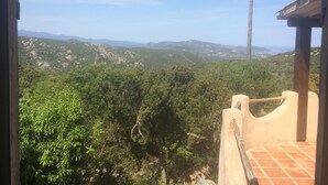 A view from a balcony overlooking a mountainous landscape with a clear sky. - Large house with private pool quiet with views of the Gulf of Santa Giulia (Porto-Vecchio)