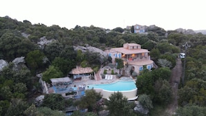 A hillside villa with a swimming pool, a terrace, and a small garden. - Large house with private pool quiet with views of the Gulf of Santa Giulia (Porto-Vecchio)