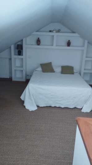 3 habitaciones, tabla de planchar con plancha y cuna de viaje
