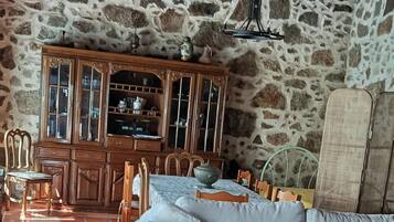 Télévision, cheminée, chaßne hi-fi