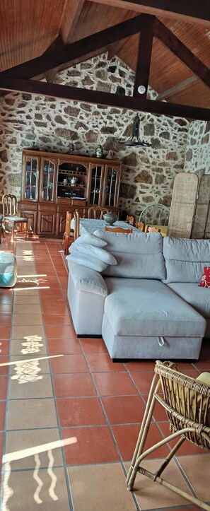 Fernseher, Kamin, Stereoanlage