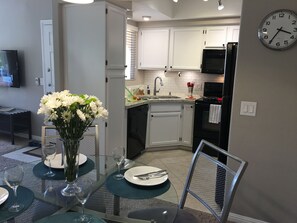 Dining - A Perfect Retreat at Lakeshore by Anderson Springs (Chandler)