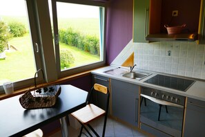 Refrigerador, horno, parrilla de estufa y cafetera y tetera