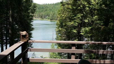 Montana log cabin get away next to Glacier National Park