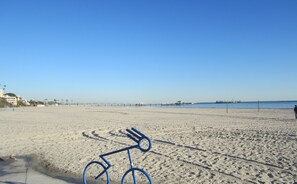 Chaises longues, serviettes de plage