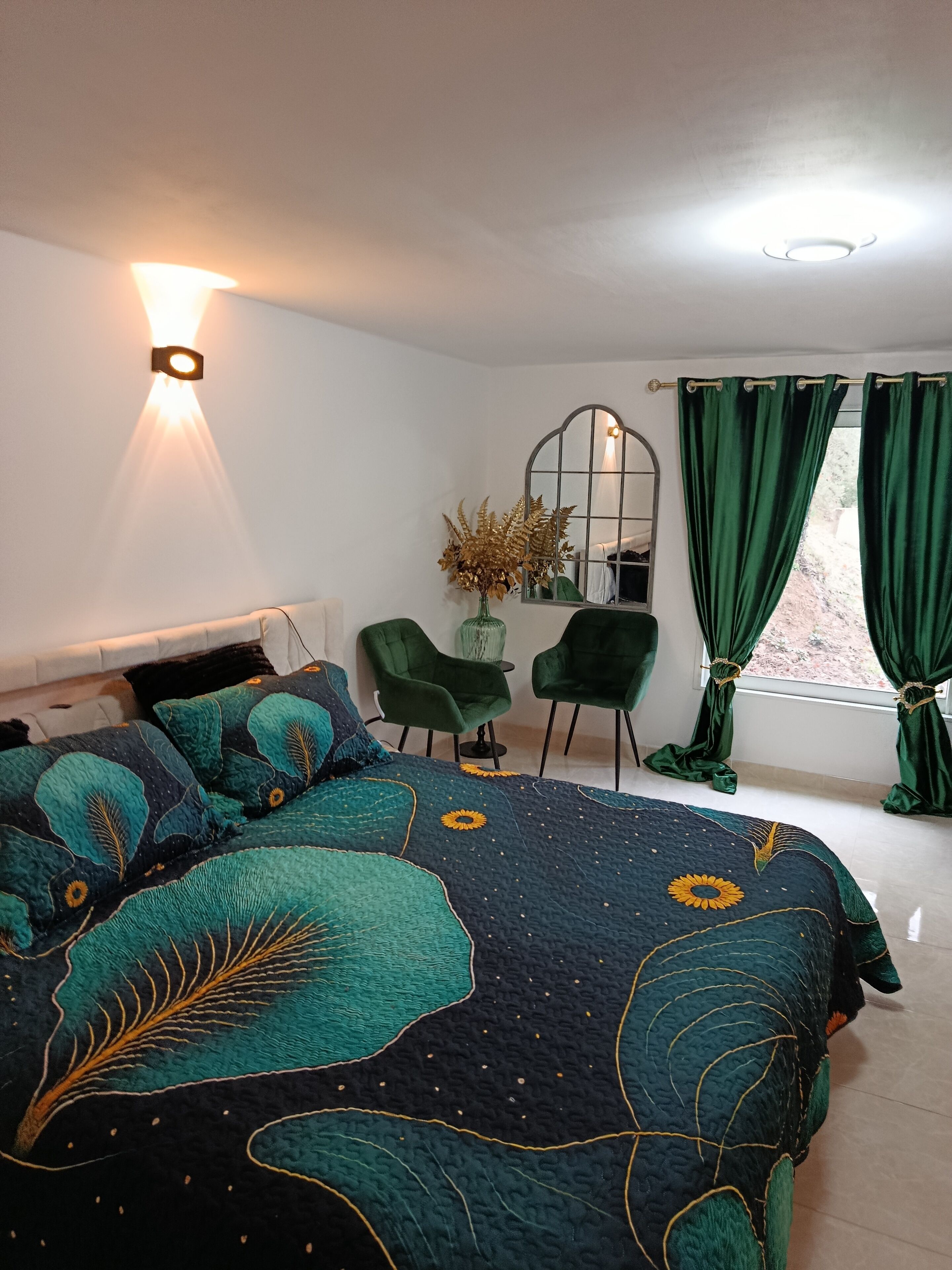 6 bedrooms, desk, iron/ironing board, free WiFi