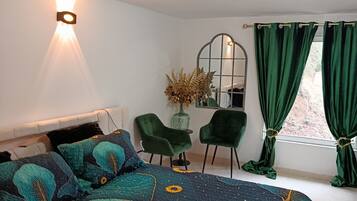 6 bedrooms, desk, iron/ironing board, free WiFi