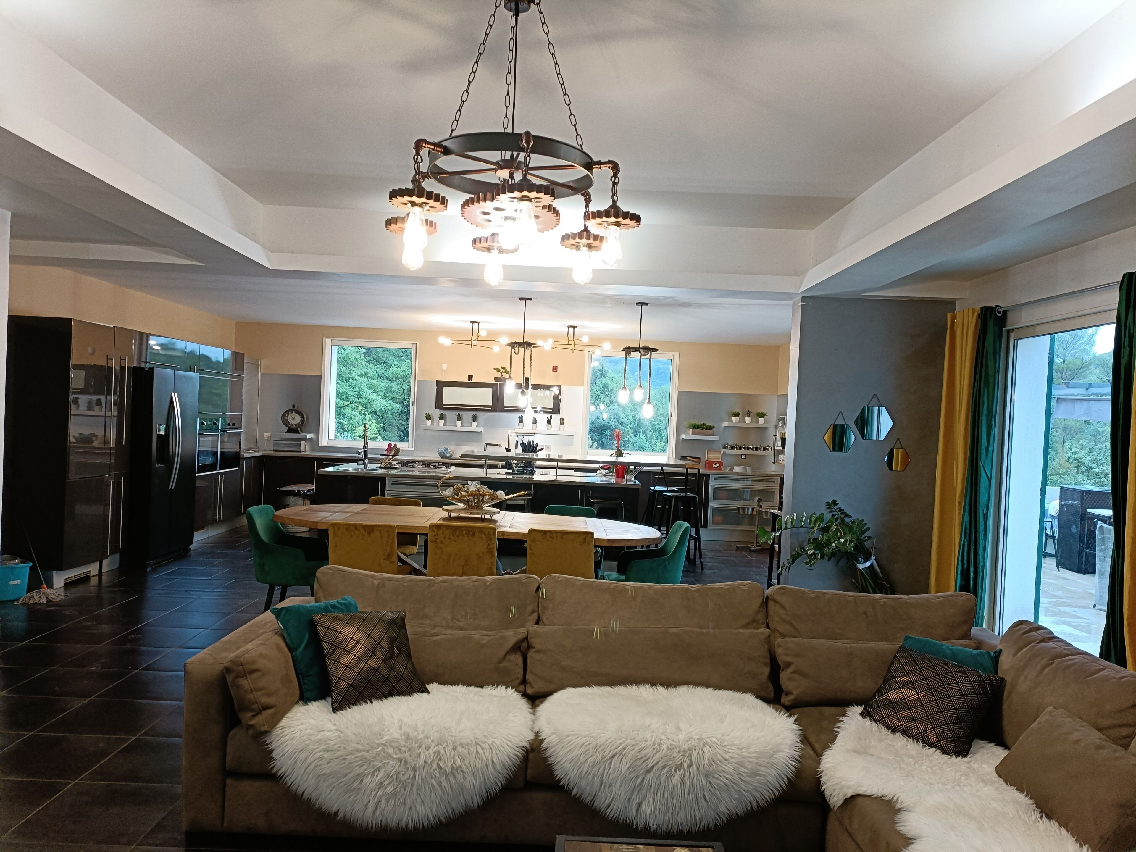 Smart TV, chimenea, reproductor de DVD y estéreo 