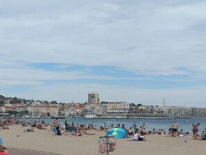 Espreguiçadeiras, toalhas de praia